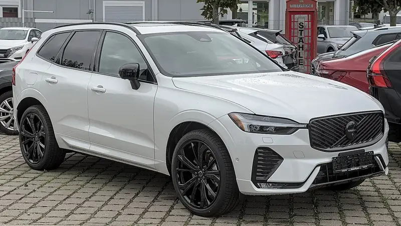 Före: vit Volvo XC60 fotograferad på en parkering